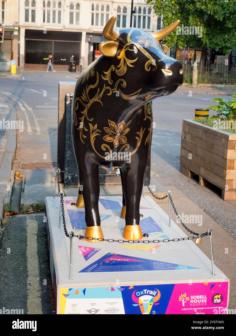 Kuhskulptur in Oxtrrail 2024, Oxford. OxTrail 2024 ist eine öffentliche Kunstveranstaltung zur Unterstützung einer bekannten Wohltätigkeitsorganisation. Eine eklektische Herde von Ochsen durchstreift die Stadt Stockfoto