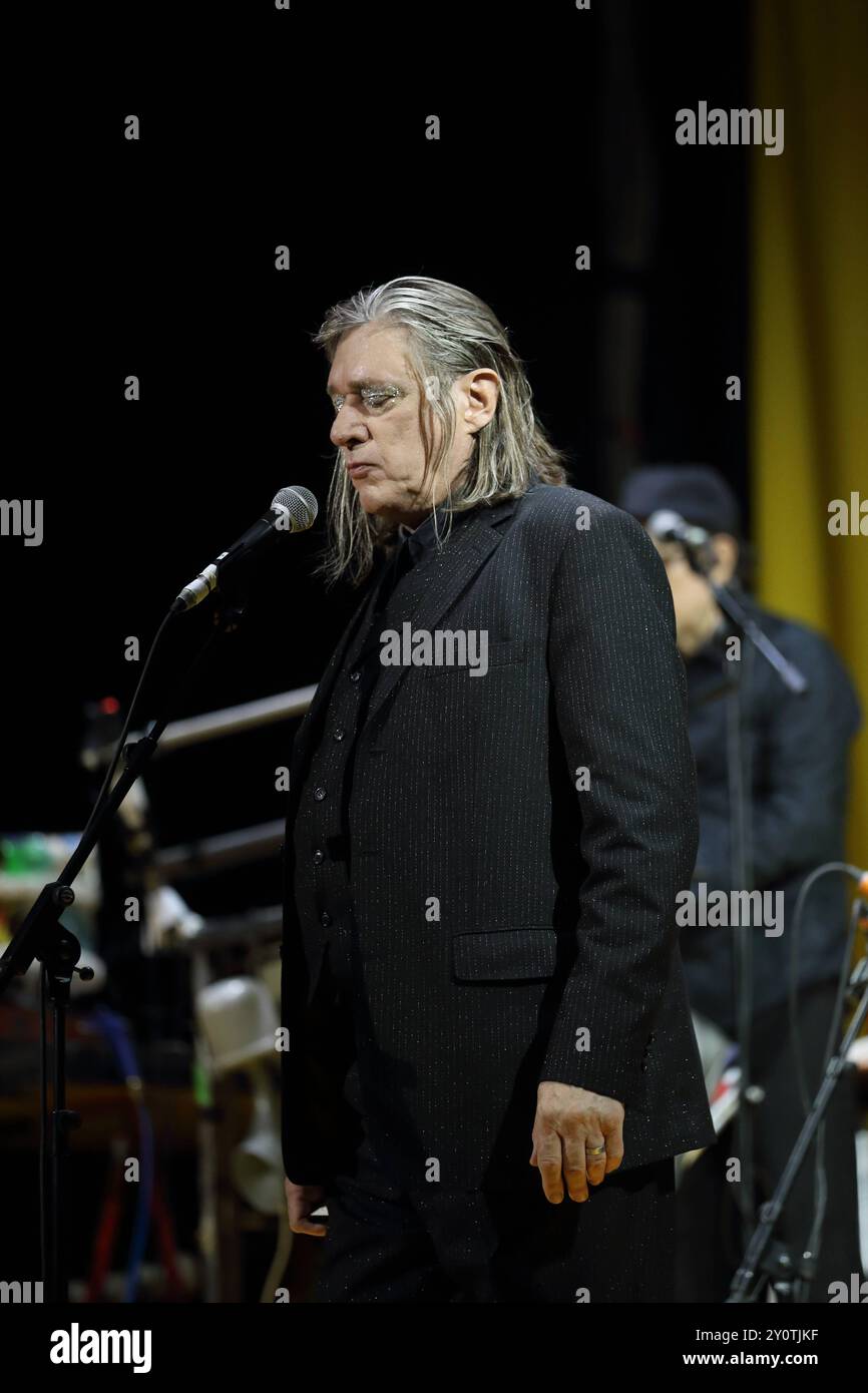 Blixa Bargeld von der Band Einstürzende Neubauten bei einem Konzert im Waschhaus in Potsdam, 3. September 2024. Einstürzende Neubauten Konzert Potsdam *** Blixa Bargeld von der Band Einstürzende Neubauten bei einem Konzert im Potsdamer Waschhaus, 3. September 2024 Einstürzende Neubauten Konzert Potsdam Stockfoto