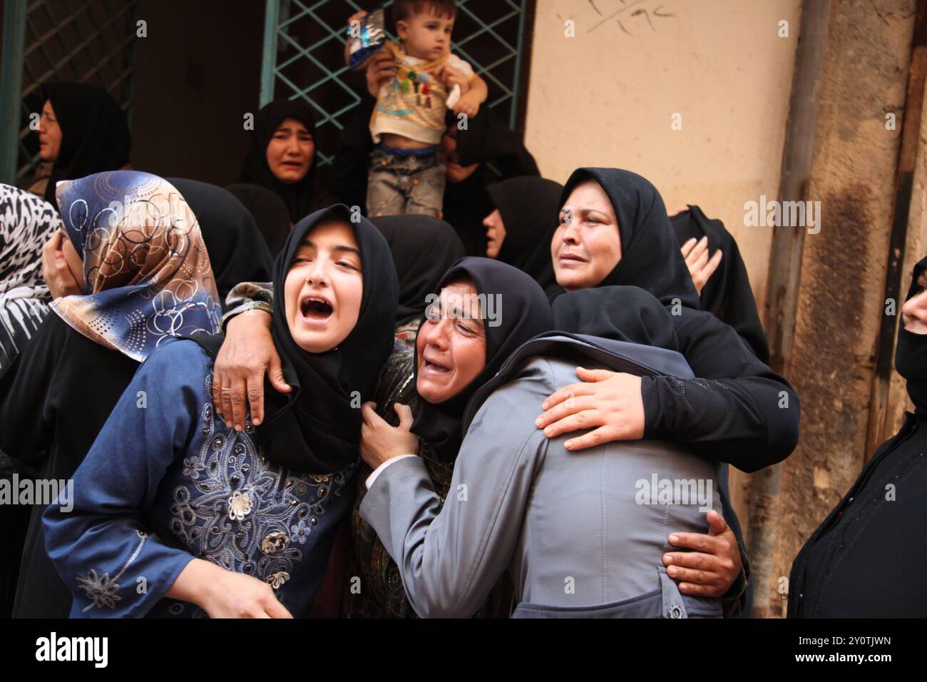 Die Familie Deeb weinte während der Beerdigung von 24 syrischen Rebellen, die gestern nach einem Hinterhalt durch die Regimearmee getötet wurden. Stockfoto