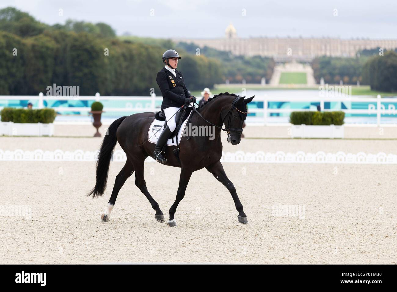 PARIS, FRANKREICH – 03. SEPTEMBER: Heidemarie DRESING (GER), Startclass II tritt während der Para Equestrian (Dressur) Wettbewerbe im Chaeteau de Versailles der Paralympischen Sommerspiele 2024 am 03. September 2024 in Paris auf. (Foto: Mika Volkmann) Stockfoto