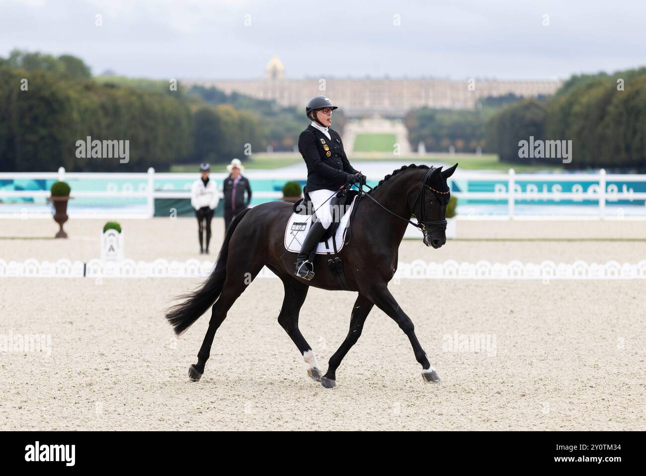 PARIS, FRANKREICH – 03. SEPTEMBER: Heidemarie DRESING (GER), Startclass II tritt während der Para Equestrian (Dressur) Wettbewerbe im Chaeteau de Versailles der Paralympischen Sommerspiele 2024 am 03. September 2024 in Paris auf. (Foto: Mika Volkmann) Stockfoto