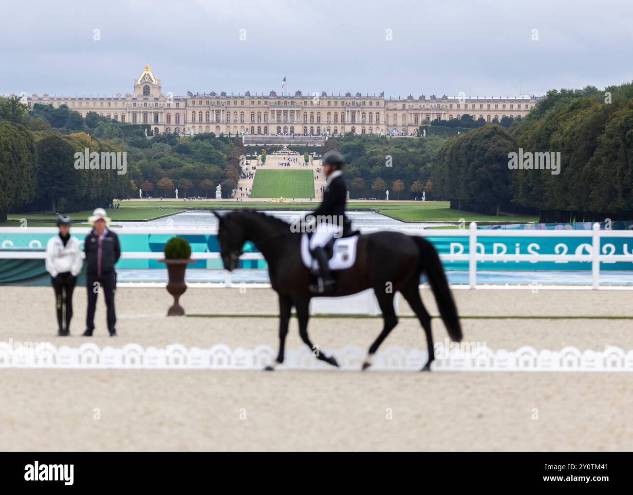 PARIS, FRANKREICH – 03. SEPTEMBER: Heidemarie DRESING (GER), Startclass II tritt während der Para Equestrian (Dressur) Wettbewerbe im Chaeteau de Versailles der Paralympischen Sommerspiele 2024 am 03. September 2024 in Paris auf. (Foto: Mika Volkmann) Stockfoto