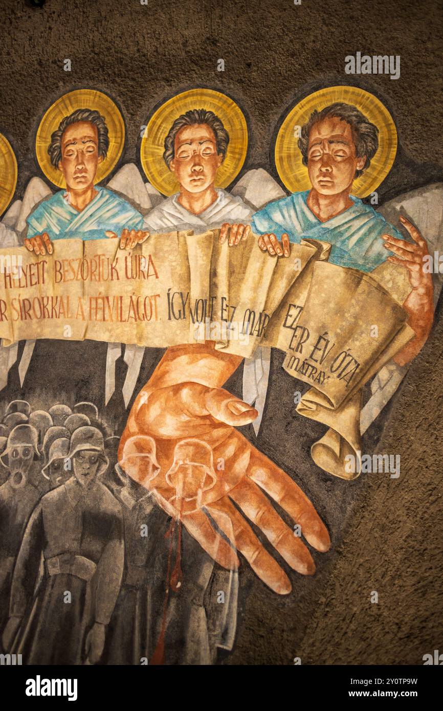 Details des Freskos am Heldentor, das den Soldaten, die während des Ersten Weltkriegs starben, am Rande des Stadtzentrums von Szeged in Ungarn gedenken soll. Stockfoto