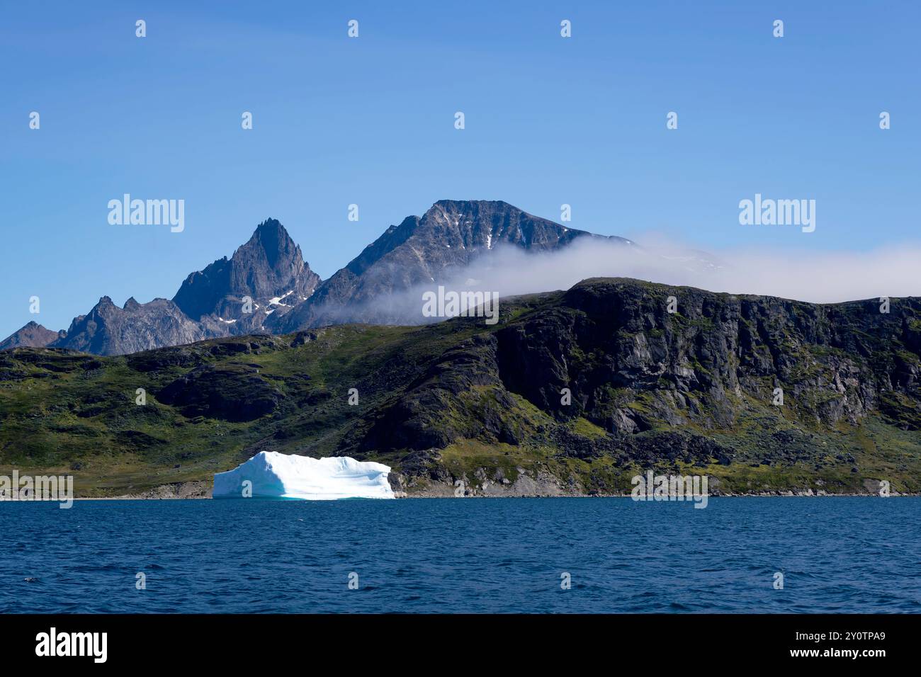 Nebel, der über Berge am Tasermiut-Fjord in grönland fließt Stockfoto