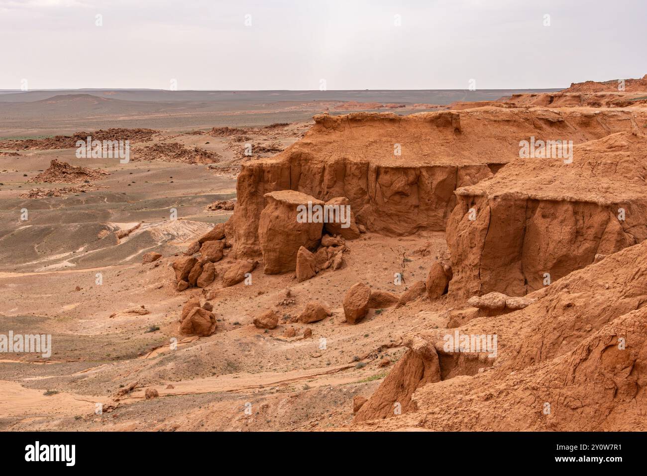 Die Flammenden Klippen dominieren die antike Landschaft der Mongolei in der Wüste Gobi. Stockfoto