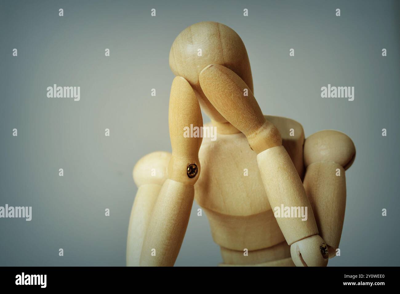 Hölzerne Schaufensterpuppe, die verzweifelt und depressiv aussieht - Konzept von Depression und psychischen Problemen Stockfoto