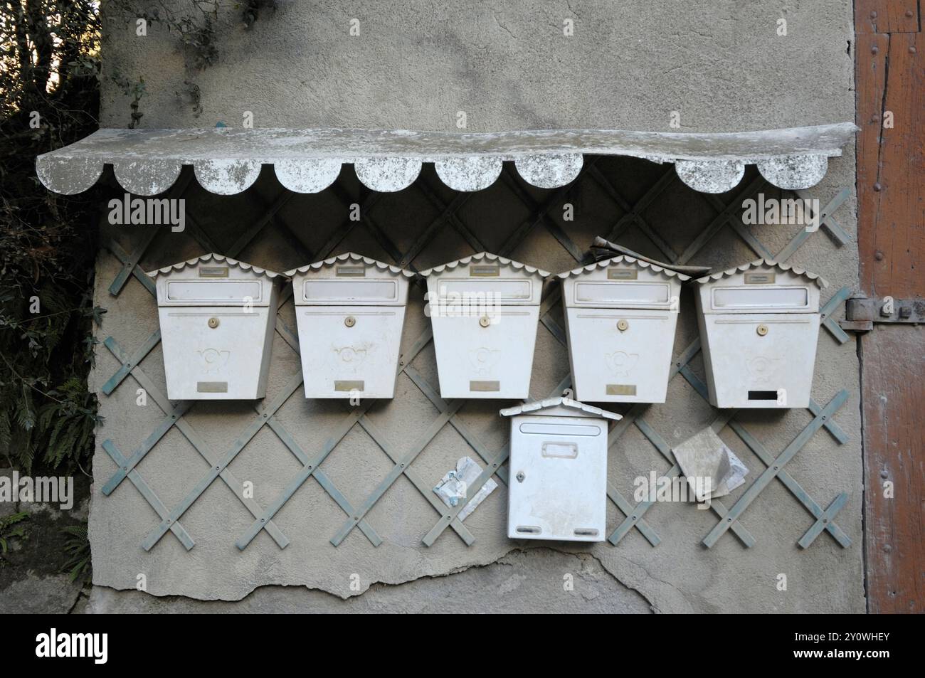 Eine Gruppe schmutziger und verlassener Postfächer Stockfoto