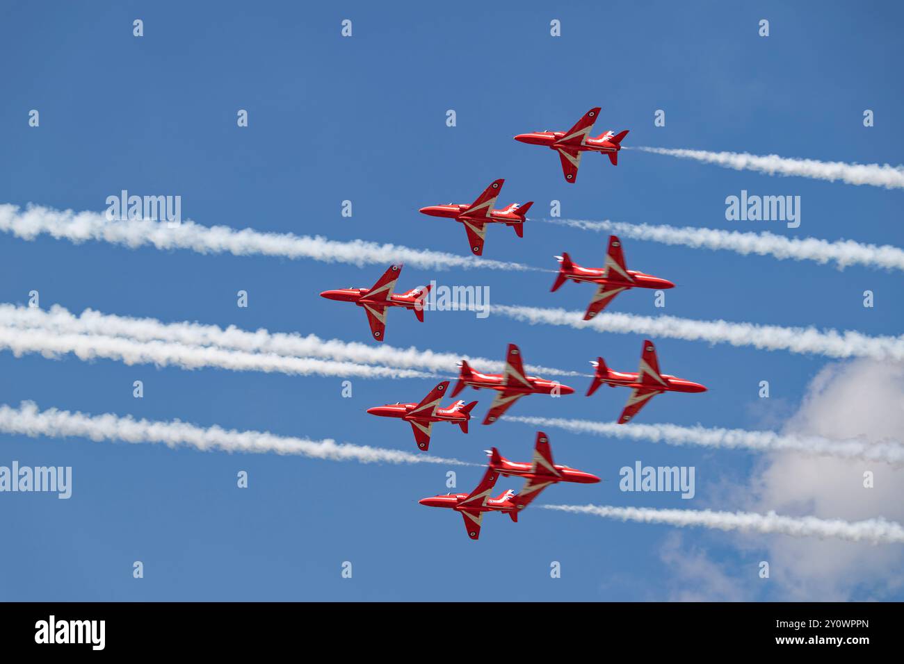 Neun Hawk Jet Trainer des Red Arrows Kunstflugteams der britischen Royal Air Force führen während des RIAT ihr atemberaubendes 5/4 Cross-Manöver aus Stockfoto
