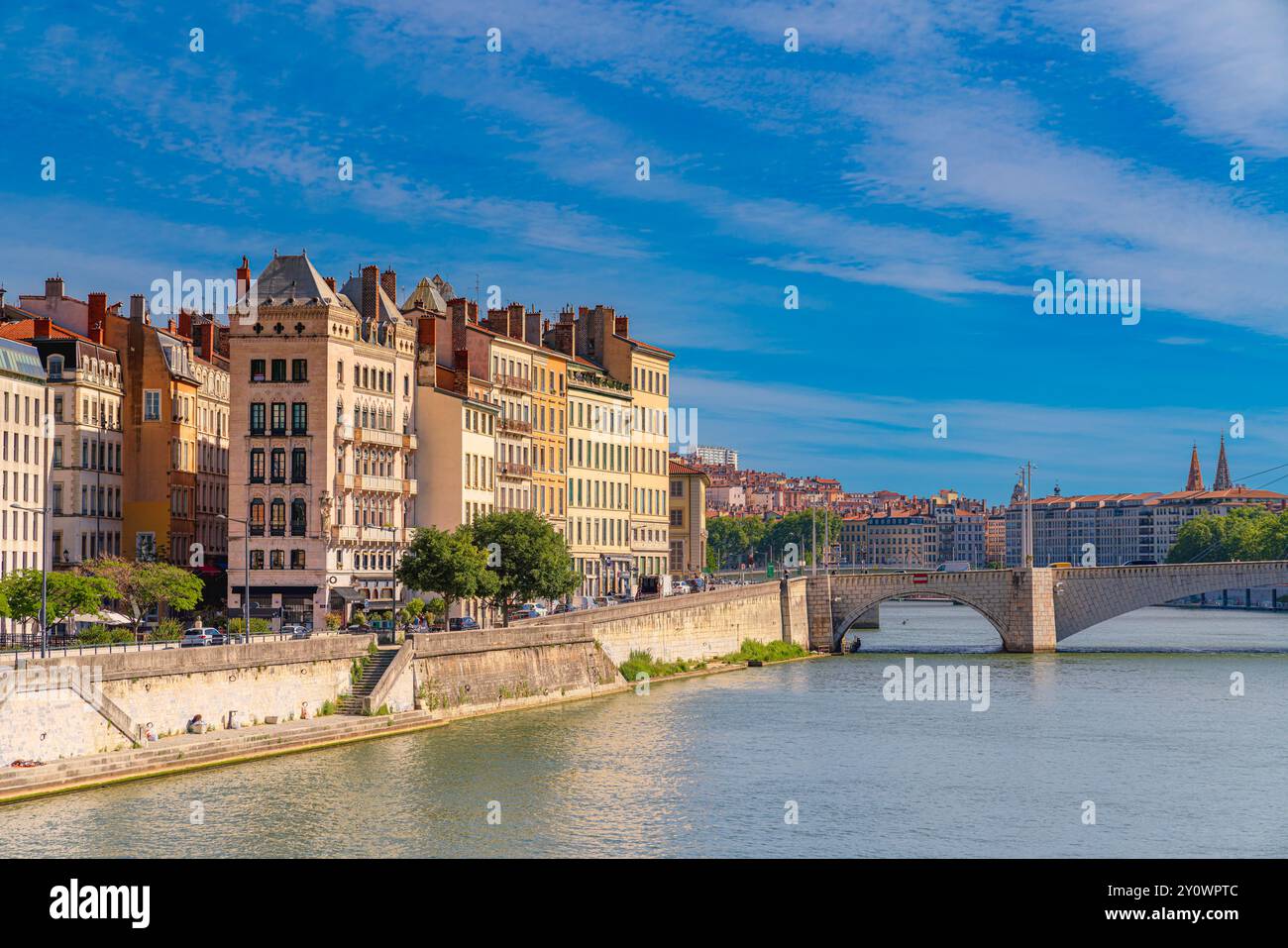 Blick auf das malerische Gebäude am Ufer des Flusses Saone in Lyon, Frankreich Stockfoto