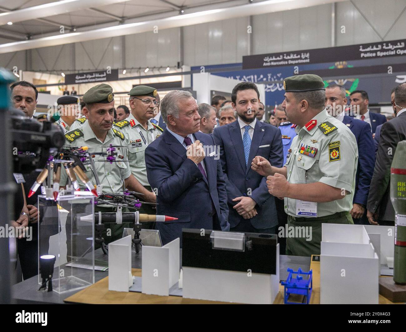 (240904) -- AQABA, 4. September 2024 (Xinhua) -- Jordaniens König Abdullah II. Besucht die 14. Sondereinsatztruppe Ausstellung und Konferenz (SOFEX) in Aqaba, Jordanien, 3. September 2024. Die dreitägige SOFEX hat am Dienstag hier angefangen. (Royal Haschemite Court/Handout Via Xinhua) Stockfoto