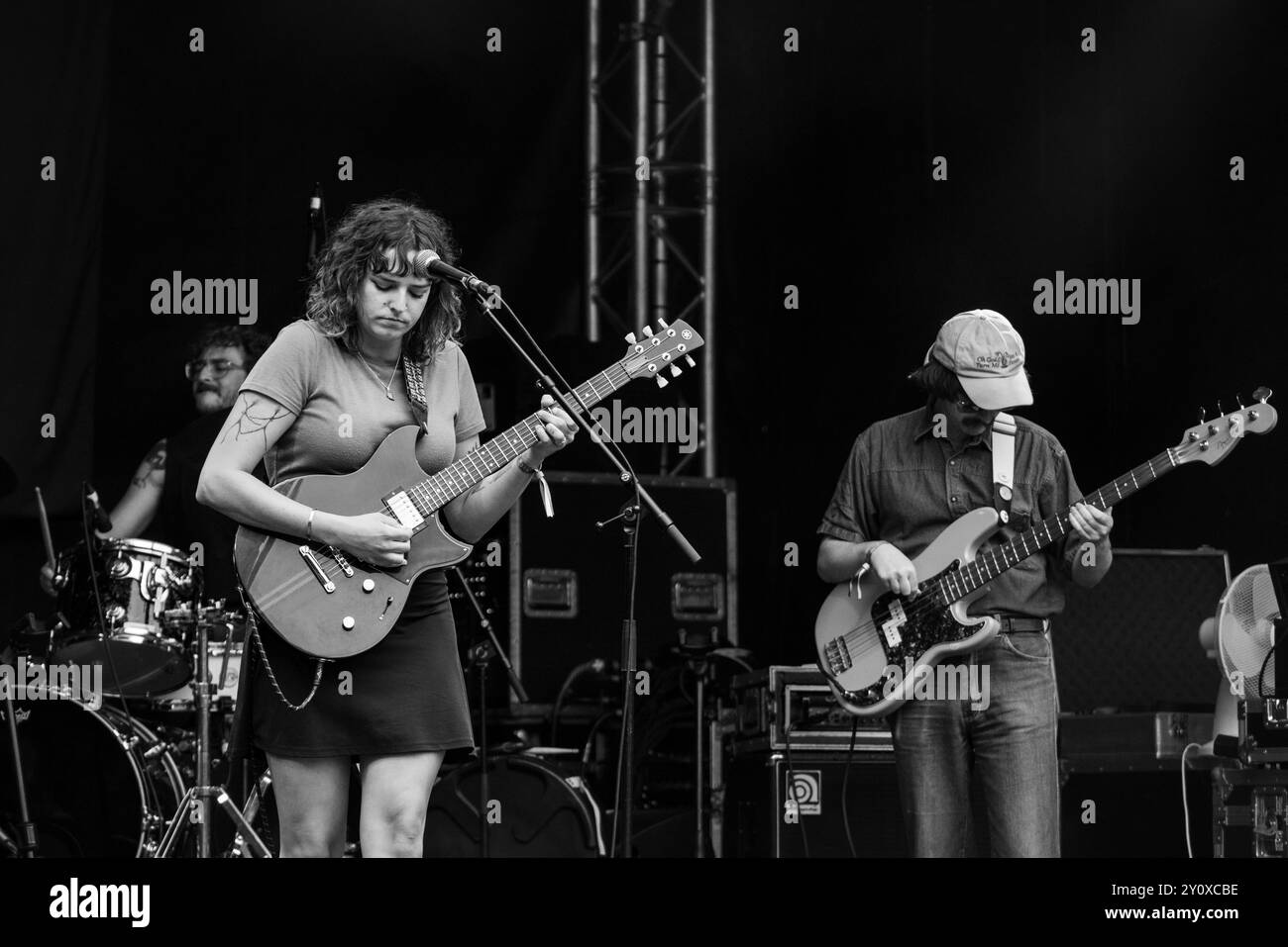 PLANTOID, KONZERT, 2024: Sänger und Gitarrist Chloe Coyne von der Band Plantoid, die die neuen Bands Rising Stage spielte. Tag des Green man Festivals 2024 im Glanusk Park, Brecon, Wales. Foto: Rob Watkins. INFO: Plantoid begann als Projekt der Lebenspartner Chloe Coyne und Tom Coyne, die sich als Studenten am Lincoln College in Großbritannien trafen. Das Duo hatte eine Leidenschaft für schrullige Fusionsmusik, die die unterschiedlichen Stile der Psychedelia mit Jazz, Indie Rock, Mathe Rock, Post-Punk und anderen ethnischen Klängen mischte Stockfoto