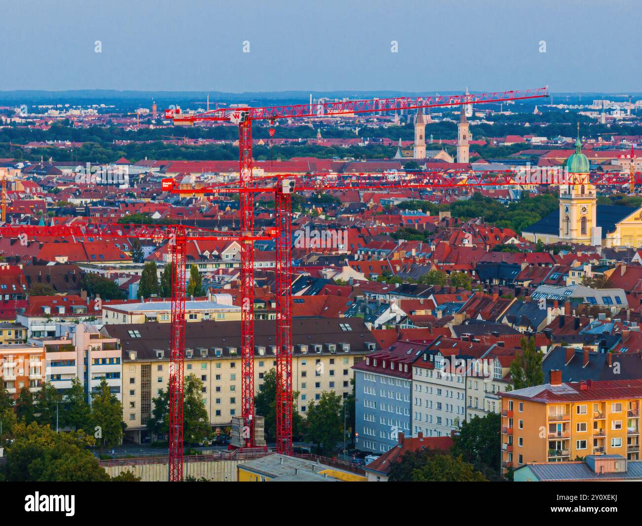 MÜNCHEN, DEUTSCHLAND - 28. AUGUST 2024: Panoramablick auf die Baustelle in Maxvorstadt Stockfoto