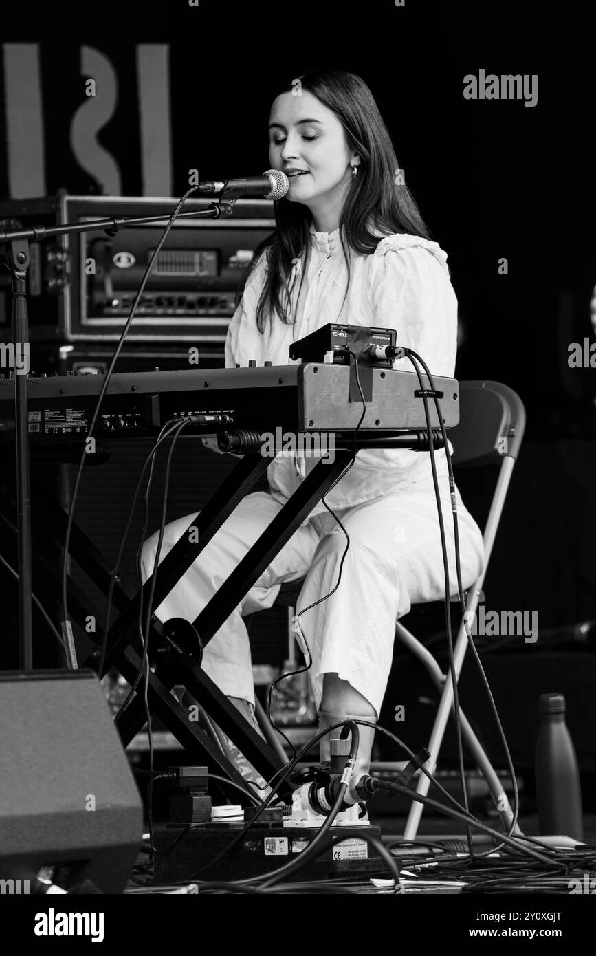 RACHAEL LAVELLE, KONZERT, 2024: Rachael Lavelle spielt die Walls Garden Stage. Tag 3 des Green man Festivals 2024 im Glanusk Park, Brecon, Wales am 17. August 2024. Foto: Rob Watkins. INFO: Rachael Lavelle ist eine irische Singer-Songwriterin, die für ihren eindringlichen, atmosphärischen Sound bekannt ist. Ihre kraftvollen Vocals und stimmungsvollen Texte verbinden Elemente aus dunklem Pop, klassischer und elektronischer Musik und schaffen immersive, filmische Kompositionen, die Themen wie Begehren, Isolation und emotionale Intensität thematisieren. Stockfoto