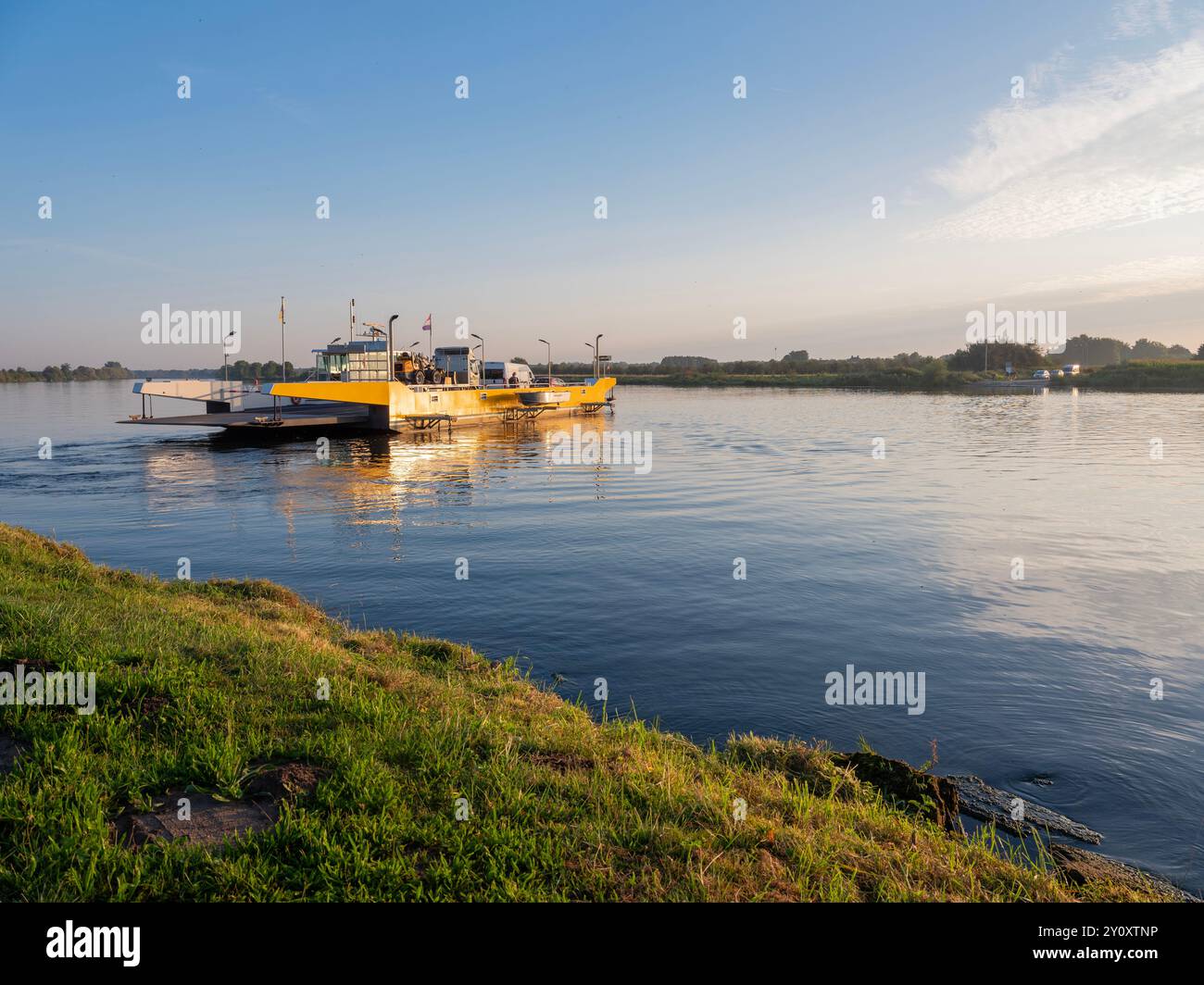 Fähre zwischen afferden und boxmeer auf der maas in limburg Stockfoto