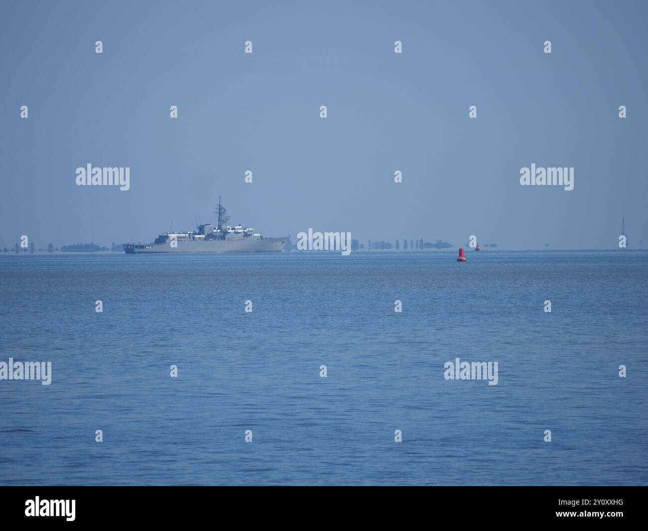 Sheerness, Kent, Großbritannien. September 2024. Das japanische Kriegsschiff Kashima wurde heute Morgen vor Sheerness, Kent, vor Anker gebracht. Das Schiff ist das Flaggschiff der Japan Maritime Self-Defense Force (JMSDF), das in den 1990er Jahren gebaut wurde Quelle: James Bell/Alamy Live News Stockfoto