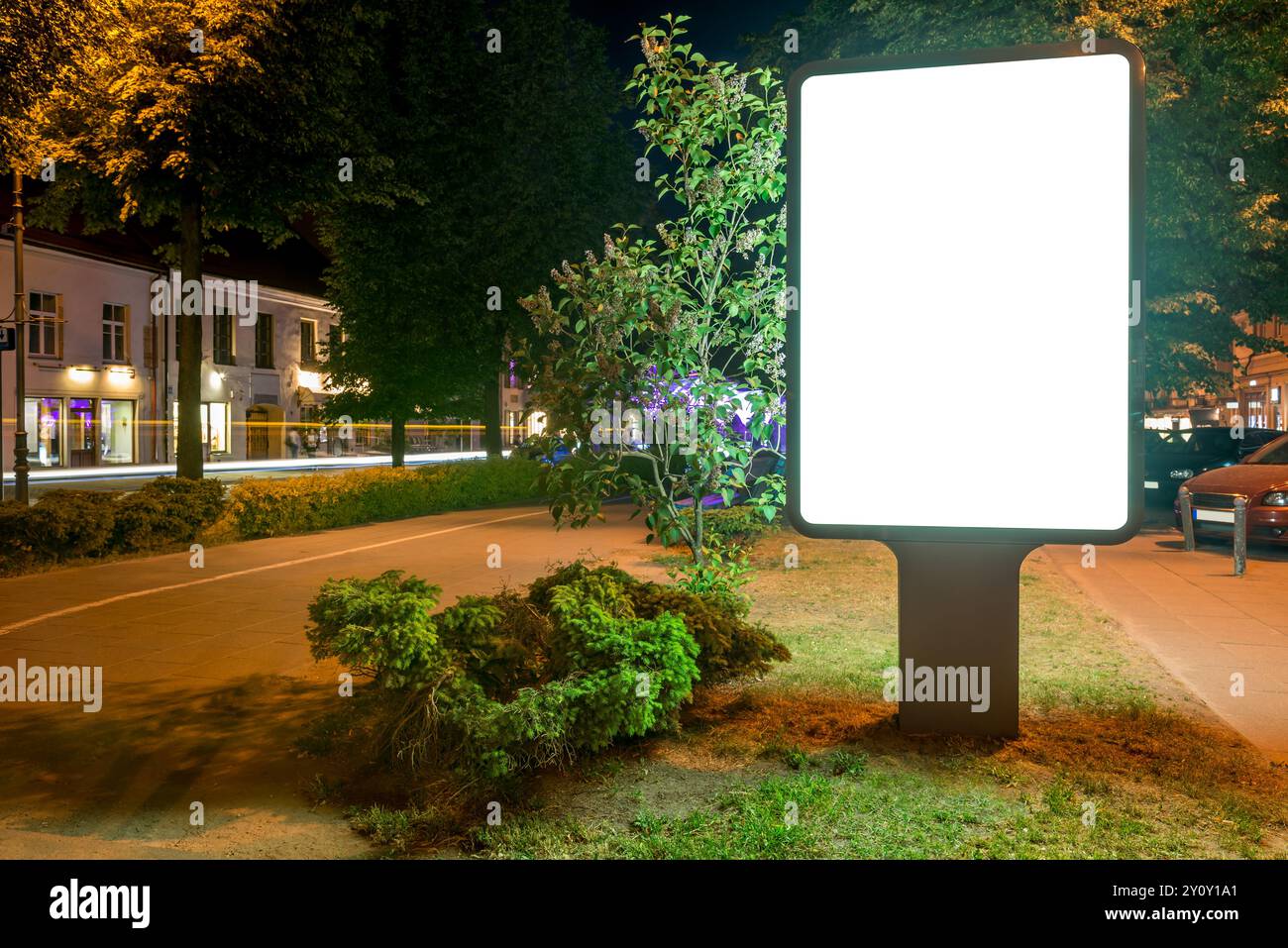 Leeres Modell Der Vertikalen Reklametafeln In Der Nacht. Werbespot Im Park Stockfoto