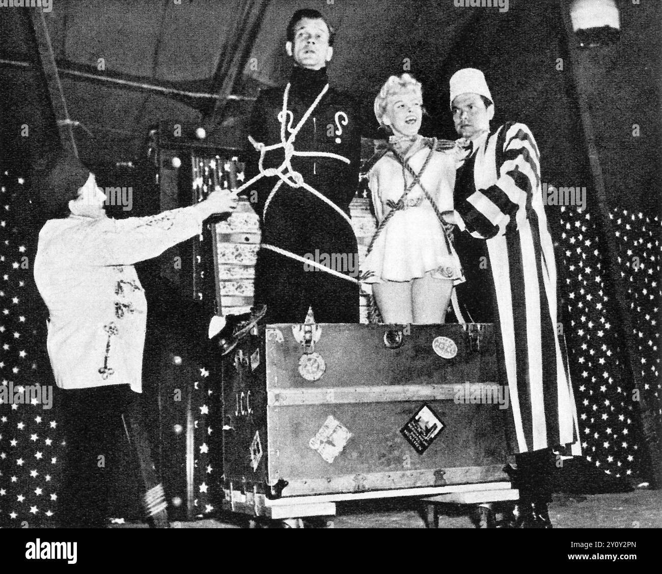 George (Shorty) Chirello, Joseph Cotten, Eleanor Counts und Orson Welles illustrieren einen Fotokriminalfilm des Magazins A Look über die Mercury Wonder Show („The Trunk Murder“) 1943 (gerastertes Foto aus der Zeitschrift) Stockfoto