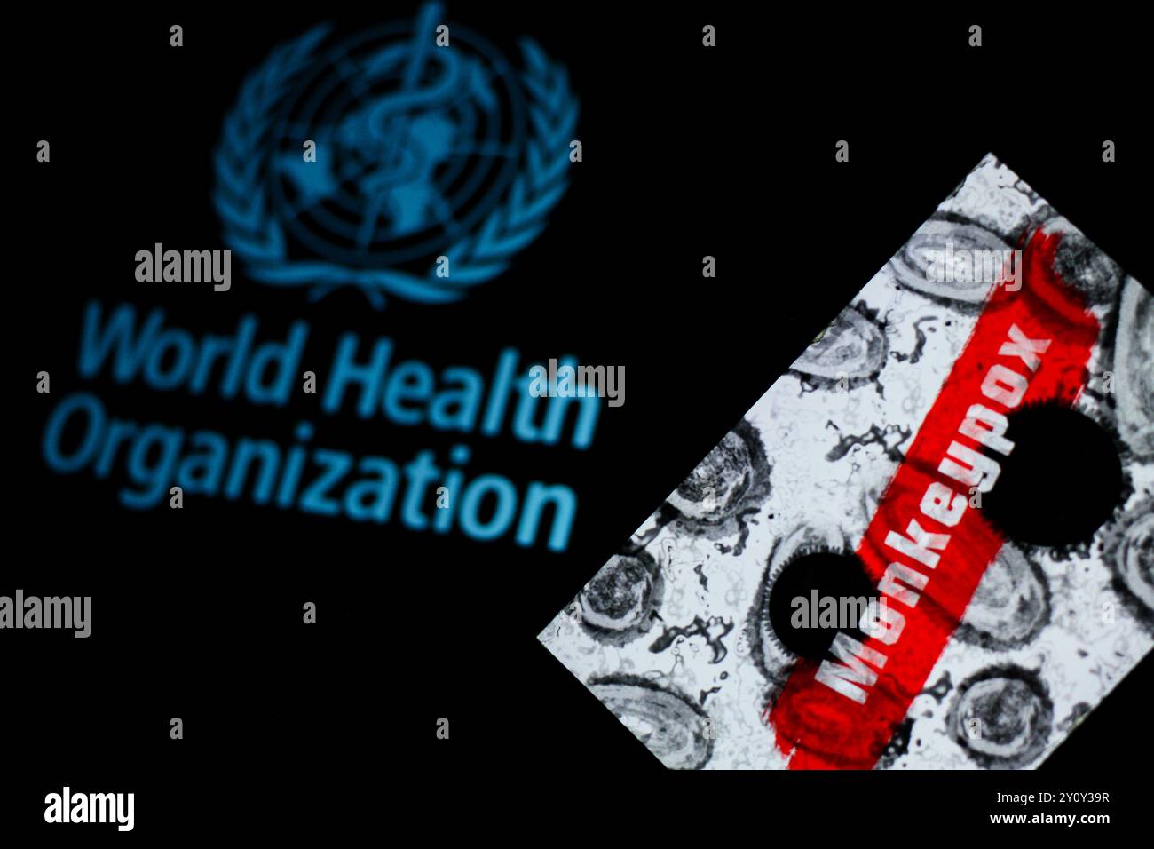 Tunis, Tunesien. September 2024. Tunis, Tunesien, 2. September 2024. In dieser Abbildung ist das Wort Monkeypox auf einem Bildschirm eines Smartphones neben einer Weltkarte zu sehen. Im August 2024 hat die Weltgesundheitsorganisation die Mpocken, auch bekannt als Affenpocken, zu einem globalen Notfall für die öffentliche Gesundheit erklärt. Der aktuelle Ausbruch konzentriert sich auf die Demokratische Republik Kongo, obwohl kürzlich Fälle von Mpockeninfektion in Schweden und Pakistan entdeckt wurden (Credit Image: © Hasan mrad/IMAGESLIVE via ZUMA Press Wire) NUR REDAKTIONELLE VERWENDUNG! Nicht für kommerzielle ZWECKE! Stockfoto