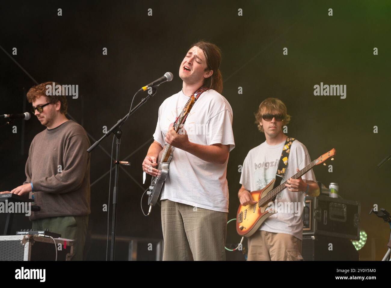 TAPIR!, KONZERT, 2024: Ike Gray von der Band Tapir! Spielen Sie die ummauerte Gartenbühne. Tag 3 des Green man Festivals 2024 im Glanusk Park, Brecon, Wales am 17. August 2024. Foto: Rob Watkins. INFO: Tapir! Ist eine Indie-Folk-Band aus London, die 2019 gegründet wurde. Sie sind bekannt für ihre Mischung aus Volksmusik mit Genres wie Post-Punk und Art Pop. Stockfoto