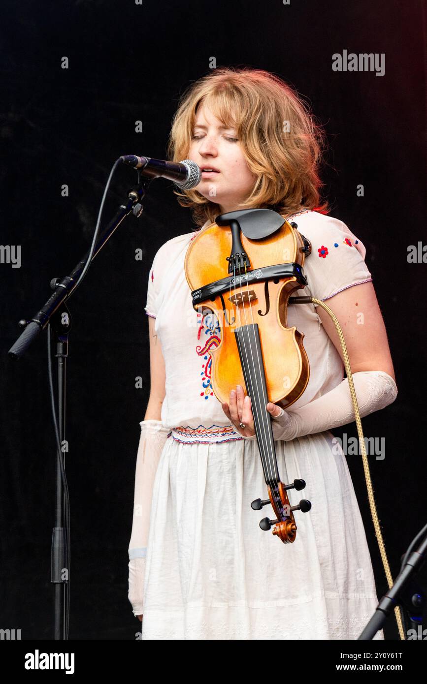 THE NEW EVES, CONCERT, 2024: Violet Farrer von der Band The New Eves spielen die neuen Bands Rising Stage. Tag des Green man Festivals 2024 im Glanusk Park, Brecon, Wales. Foto: Rob Watkins. INFO: The New Eves sind ein rein weibliches Musical-Quartett, das 2021 gegründet wurde. Sie sind auch Maler, Tänzer, Schriftsteller und Fotografen aus Brightons weitläufigem Underground. Die Band ist stolz auf eine engagierte DIY-Ästhetik, entwirft ihr eigenes Kunstwerk, inszeniert ihre eigenen Musikvideos und produziert ihr eigenes Material. Stockfoto