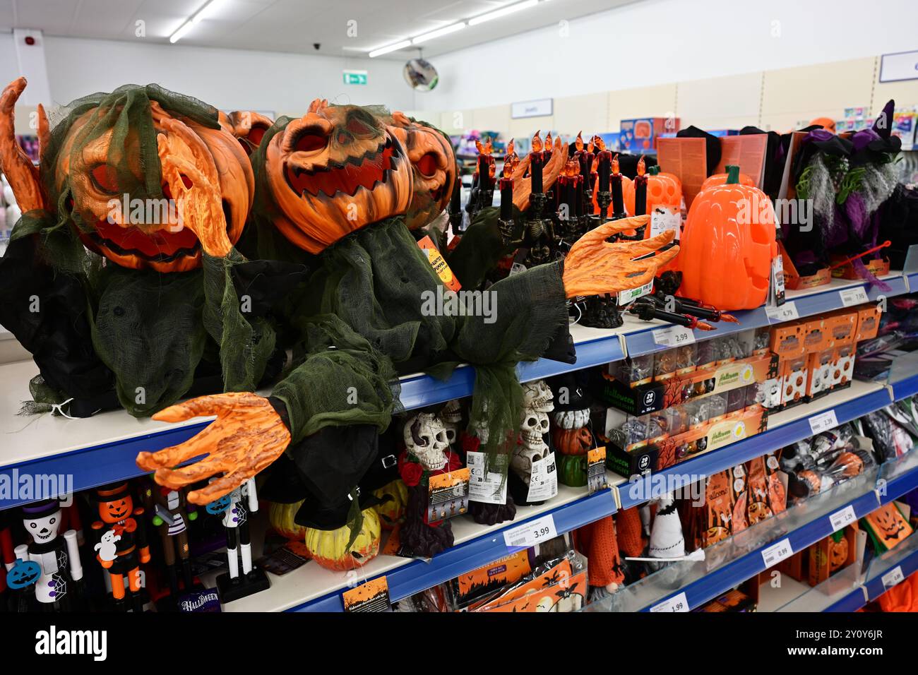 Halloween-Deko in einem Laden Stockfoto