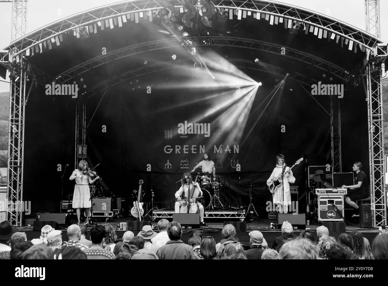 THE NEW EVES, CONCERT, 2024: The New Eves spielen die neuen Bands Rising Stage. Tag des Green man Festivals 2024 im Glanusk Park, Brecon, Wales. Foto: Rob Watkins. INFO: The New Eves sind ein rein weibliches Musical-Quartett, das 2021 gegründet wurde. Sie sind auch Maler, Tänzer, Schriftsteller und Fotografen aus Brightons weitläufigem Underground. Die Band ist stolz auf eine engagierte DIY-Ästhetik, entwirft ihr eigenes Kunstwerk, inszeniert ihre eigenen Musikvideos und produziert ihr eigenes Material. Stockfoto