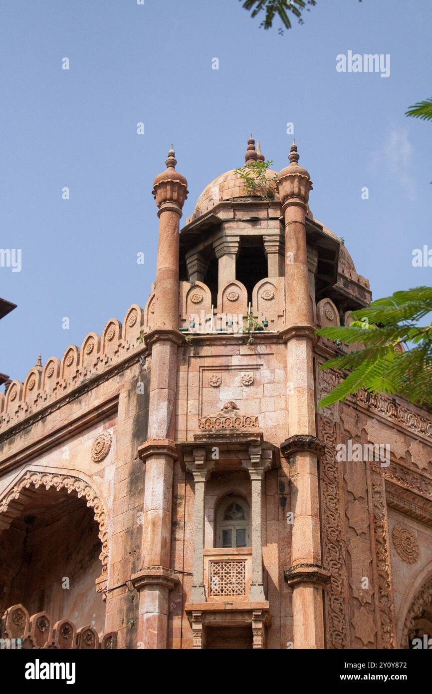 Ecke mit Turm, National Art Gallery, Chennai, Tamil Nadu, Indien - sehr aufwendige Schnitzereien, die einen Großteil der Chirurgie, Säulen und Balkon bedecken Stockfoto