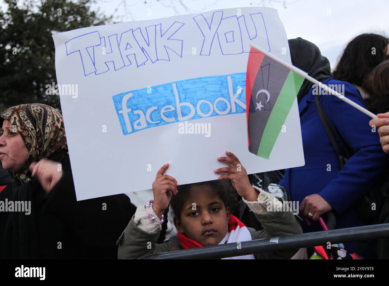 Hunderte arabischer Jugendlicher in Großbritannien demonstrieren auf dem Trafalgar Square zur Unterstützung der libyschen Revolution. Sie gingen zur libyschen Botschaft und traten der libyschen Gemeinschaft bei, die für die Unterstützung der Revolution und gegen die libyschen Massaker demonstrierte. Stockfoto