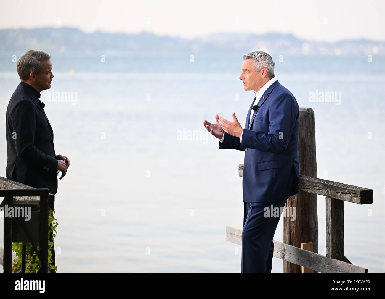 ÖVP-Vorsitzender und Bundeskanzler Karl Nehammer am Montag, 2. September 2024, vor Beginn der Aufnahme der ORF Sommergespräche in Traunkirchen am Traunsee. - 20240902 PD21677 Credit: APA-PictureDesk/Alamy Live News Stockfoto