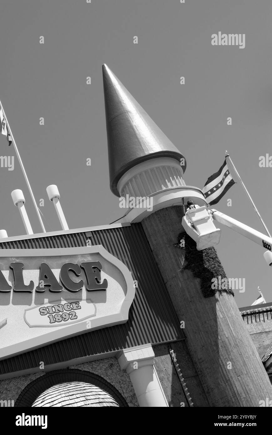 Ein Arbeiter, der Maiskolben abkratzt und den Corn Palace für die kommende Saison in Mitchell, South Dakota, vorbereitet. USA Stockfoto