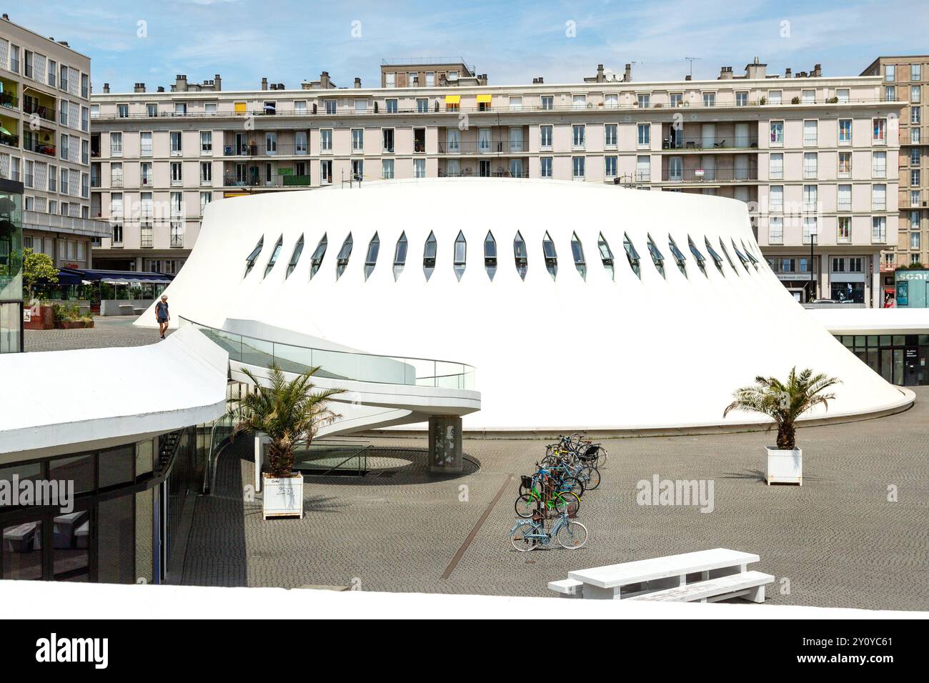 Le Volcan (der Vulkan), ein öffentlicher Konzertsaal, der von dem brasilianischen Architekten Oscar Niemeyer entworfen und 1982 in Le Havre in der Normandie eröffnet wurde Stockfoto