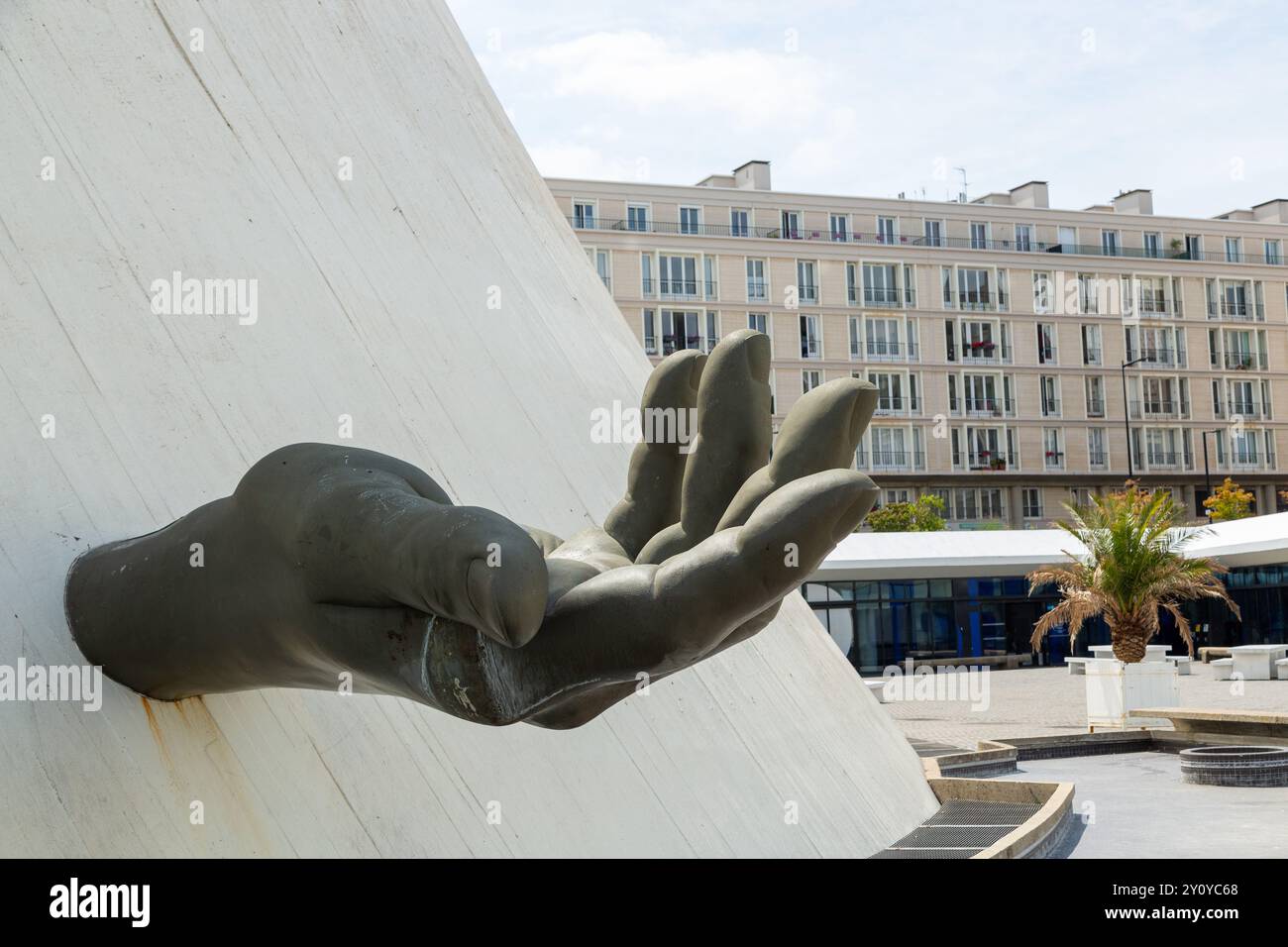 Die Handskulptur auf Le Volcan entstand nach der Hand des Architekten Oscar Niemeyer, Le Havre, Frankreich Stockfoto