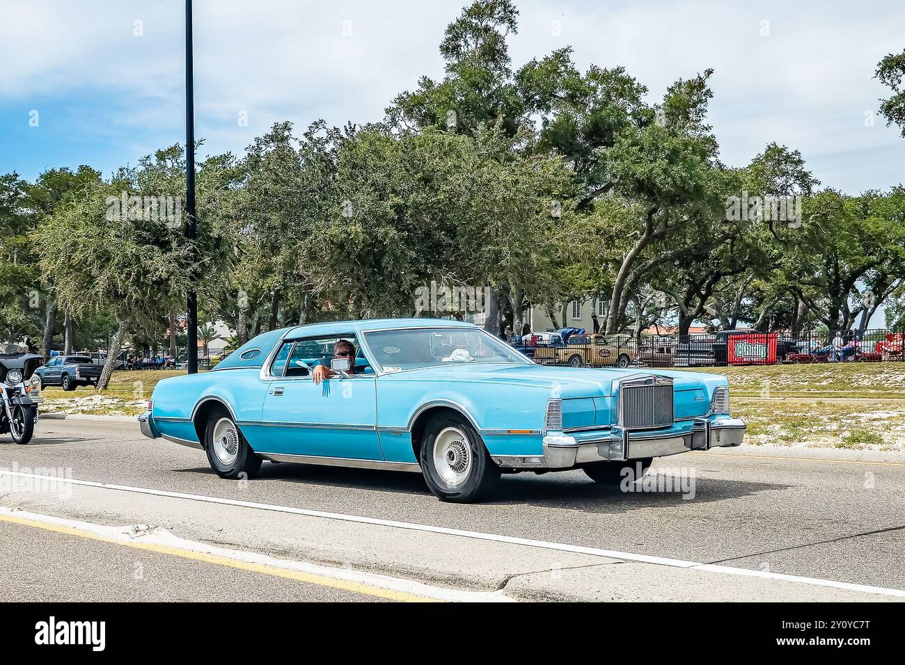Gulfport, MS - 07. Oktober 2023: Weitwinkelansicht eines 2-türigen Hardtops des Typs Lincoln Continental Mark IV aus dem Jahr 1976 auf einer lokalen Autoshow. Stockfoto