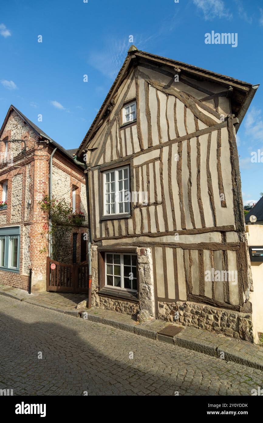 Fachwerkhäuser im normannischen Stil im wunderschönen französischen Dorf Honfleur. Stockfoto