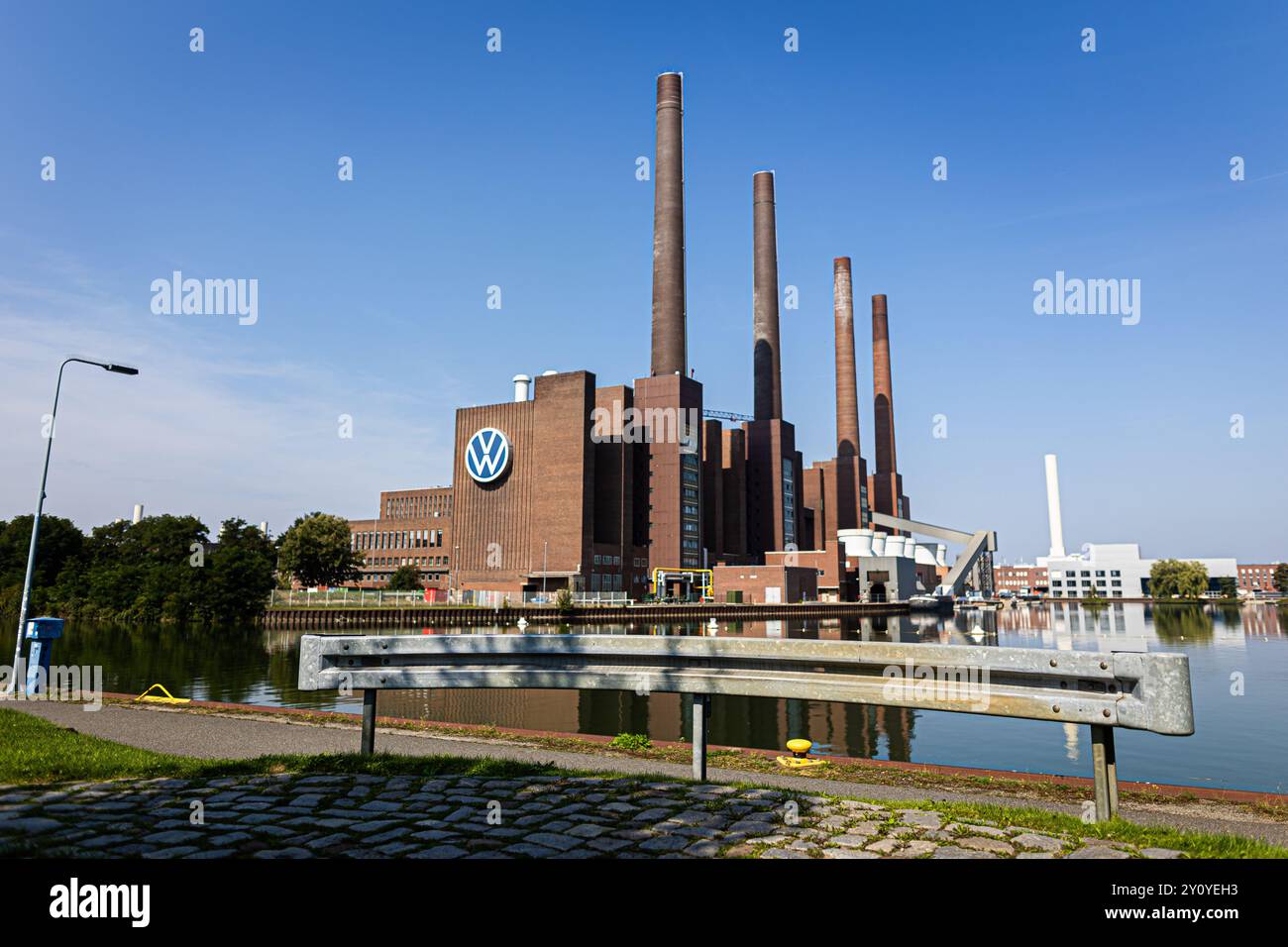 Wolfsburg, Deutschland. September 2024. Vor dem VW-Kraftwerk steht auf dem Gelände des Volkswagen-Hauptwerks eine Absturzsperre. Volkswagen hat angekündigt, seine Sparmaßnahmen aufgrund der angespannten Lage der Kernmarke zu verschärfen. Selbst obligatorische Entlassungen und Werksschließungen können nicht mehr ausgeschlossen werden. Kredit: Moritz Frankenberg/dpa/Alamy Live News Stockfoto