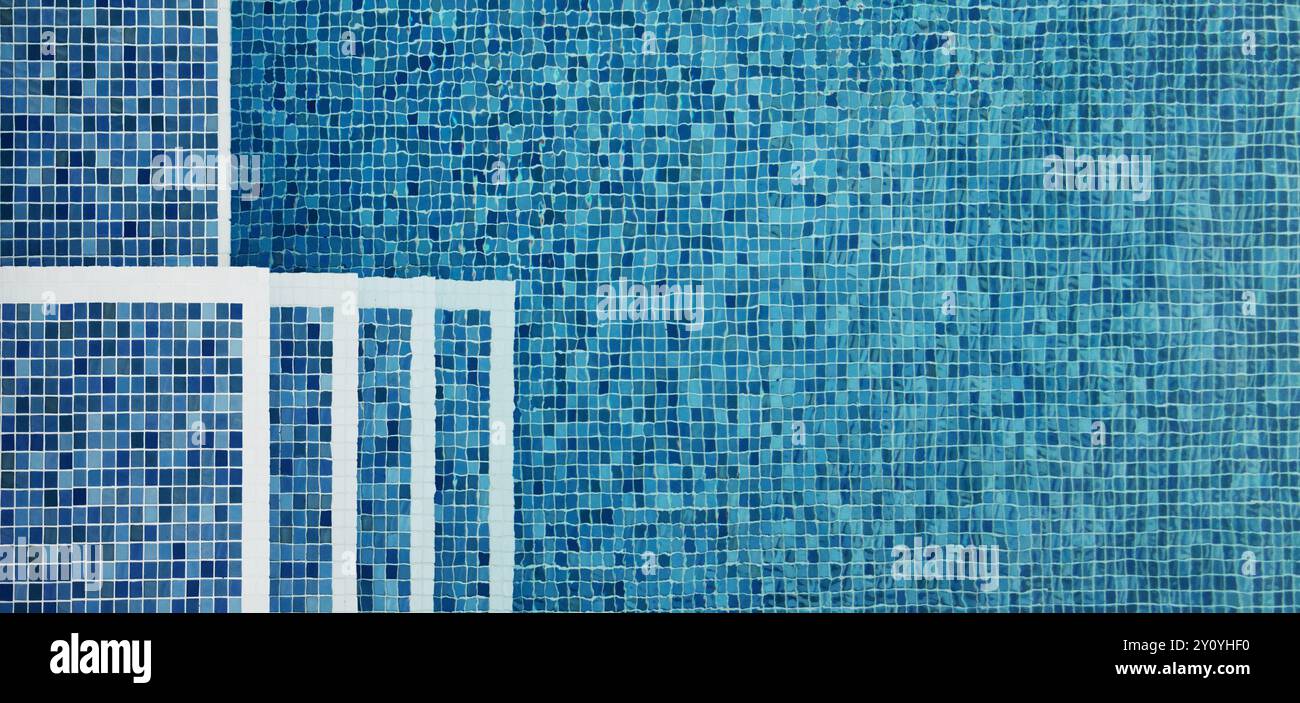 Symmetrischer Blick auf die Stufen Eines blau gefliesten Schwimmbades von oben mit Wasserkräuseln, Großbritannien Stockfoto