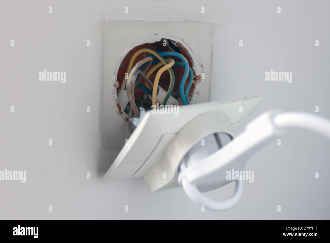 Freiliegende Steckdose mit Drähten Stockfoto