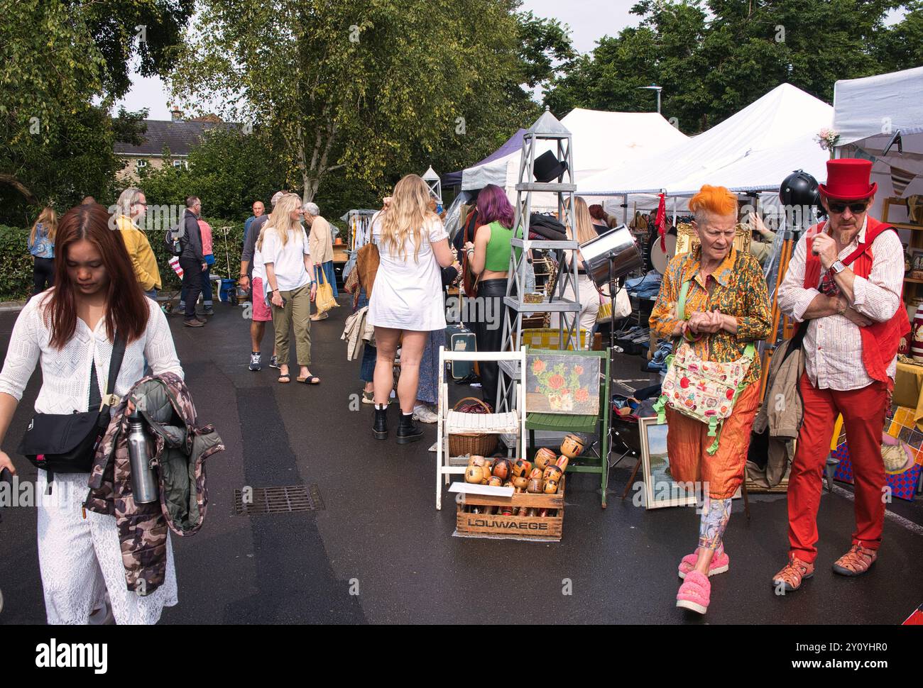 Buntes Paar am Markttag in der Somerset-Stadt Frome im Sommer Stockfoto
