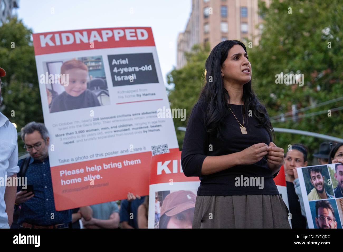 New York, Usa. September 2024. Die Menschen im Washington Square Park, New York, NY, versammeln sich am 3. September 2024, um an die sechs israelischen Geiseln zu erinnern: Hersh Goldberg-Polin, Eden Yerushalmi, Ori Danino, Alex Lobanov, Carmel Gat und Almog Sarusi, die kürzlich getötet wurden. (Foto: Lily Ride/SIPA USA) Credit: SIPA USA/Alamy Live News Stockfoto