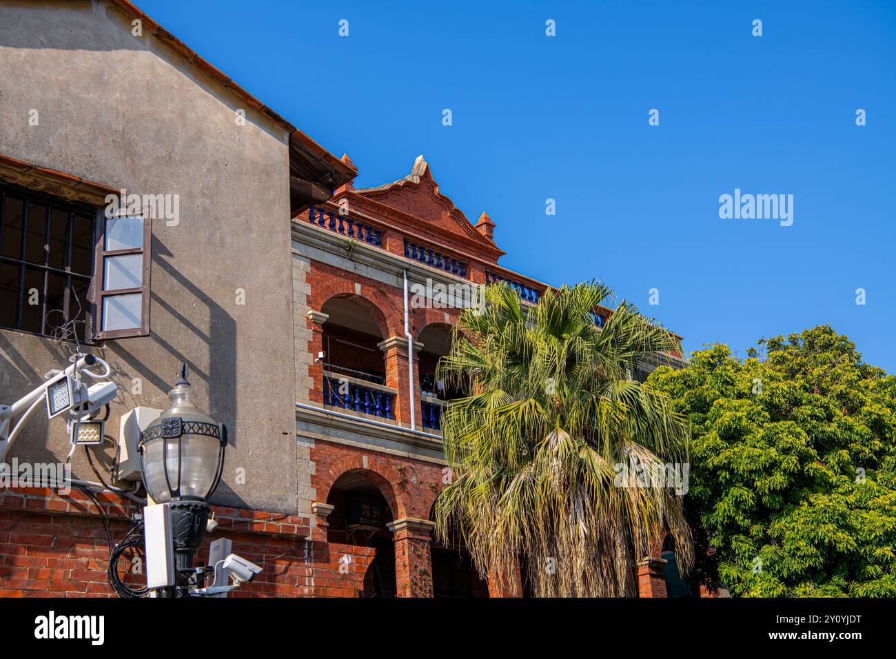 Blick auf eine Straße in Gulangyu, einer Fußgängerinsel, die zum UNESCO-Weltkulturerbe gehört, gegenüber Xiamen (Amoy) in der Taiwanstraße in der Provinz Fujian, China. Stockfoto