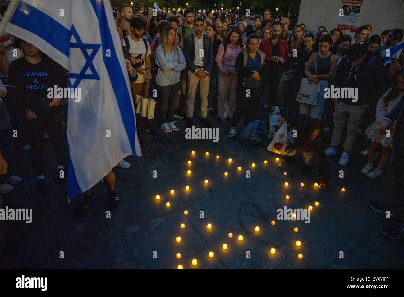 New York, Usa. September 2024. Die Menschen im Washington Square Park, New York, NY, versammeln sich am 3. September 2024, um an die sechs israelischen Geiseln zu erinnern: Hersh Goldberg-Polin, Eden Yerushalmi, Ori Danino, Alex Lobanov, Carmel Gat und Almog Sarusi, die kürzlich getötet wurden. (Foto: Lily Ride/SIPA USA) Credit: SIPA USA/Alamy Live News Stockfoto