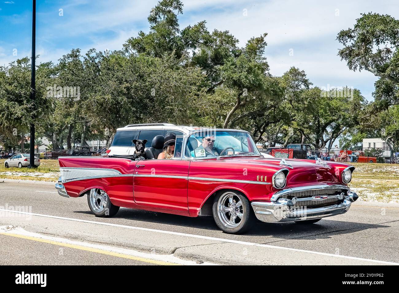 Gulfport, MS - 07. Oktober 2023: Weitwinkelansicht eines Chevrolet Bel Air Cabriolets aus dem Jahr 1957 auf einer lokalen Autoshow. Stockfoto