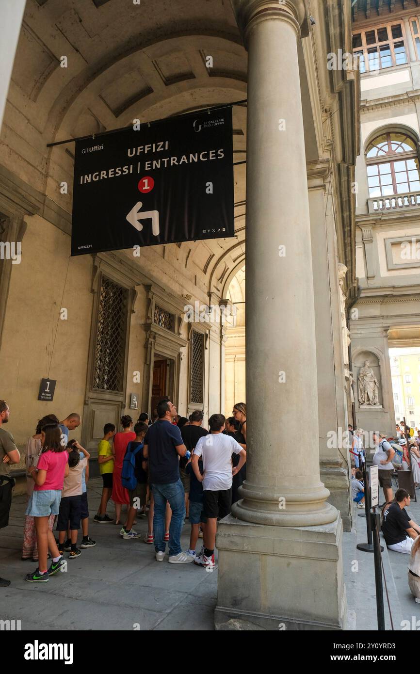 Touristen, die am Eingang der Uffizien anstehen, 01. September 2024. Das historische Zentrum von Florenz, Geburtsort der Renaissance, zieht jedes Jahr mehr als 10 Millionen Touristen an und wurde 1982 von der UNESCO zum Weltkulturerbe erklärt. Stockfoto