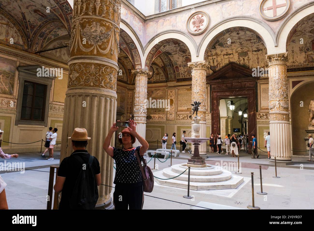 Touristen im Innenhof des Alten Palastes, 01. September 2024. Das historische Zentrum von Florenz, Geburtsort der Renaissance, zieht jedes Jahr mehr als 10 Millionen Touristen an und wurde 1982 von der UNESCO zum Weltkulturerbe erklärt. Stockfoto