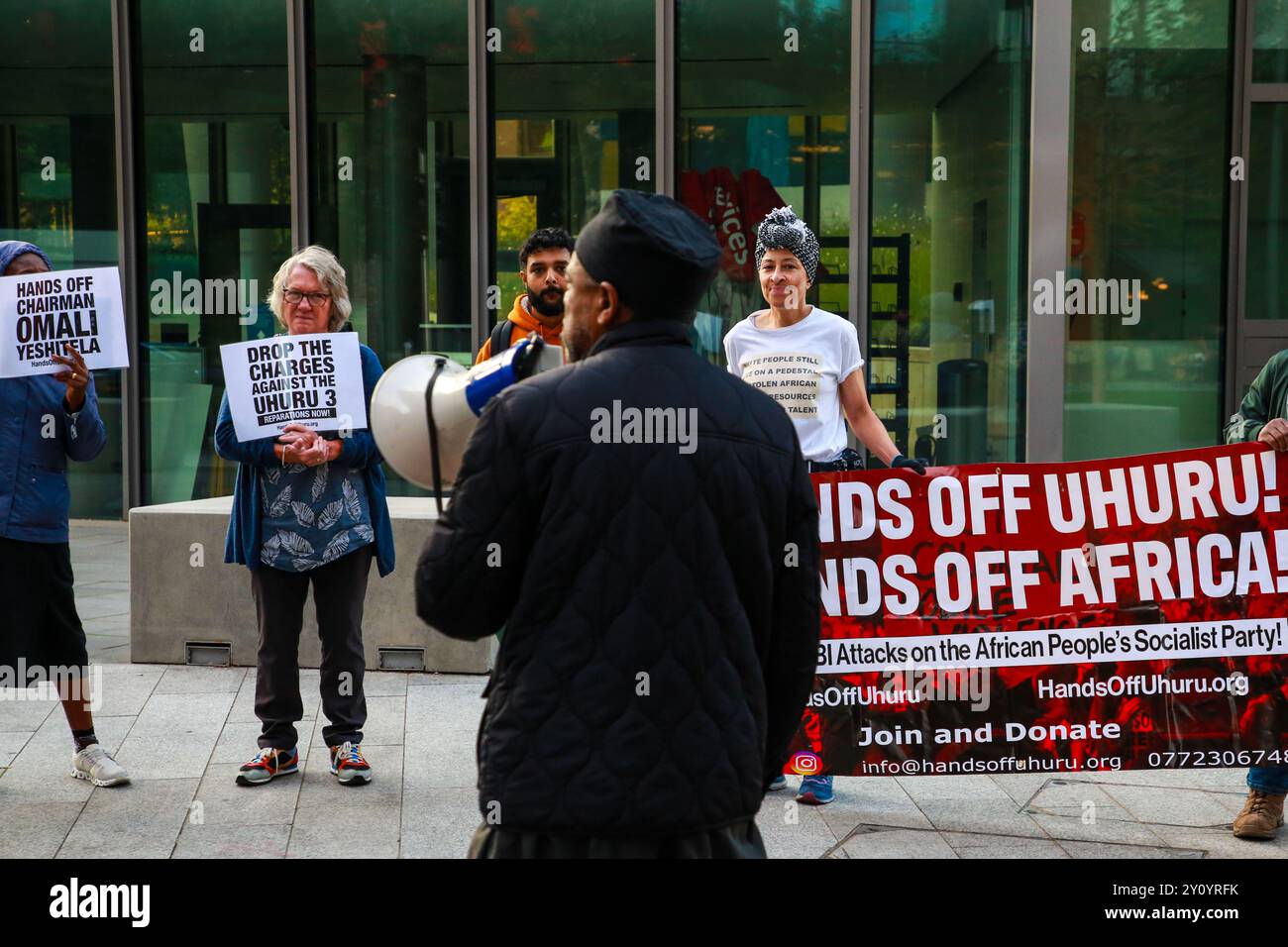 London, Großbritannien. September 2024. Führer Mbandaka der spirituelle Führer der Alkebu-LAN Revivalistischen Bewegung, spricht vor der amerikanischen Botschaft in London. Omali Yeshitela, Anführer der Uhuru-Bewegung und Vorsitzender und Gründer der Afrikanischen Sozialistischen Volkspartei. (Foto: Thabo Jaiyesimi/SOPA Images/SIPA USA) Credit: SIPA USA/Alamy Live News Stockfoto