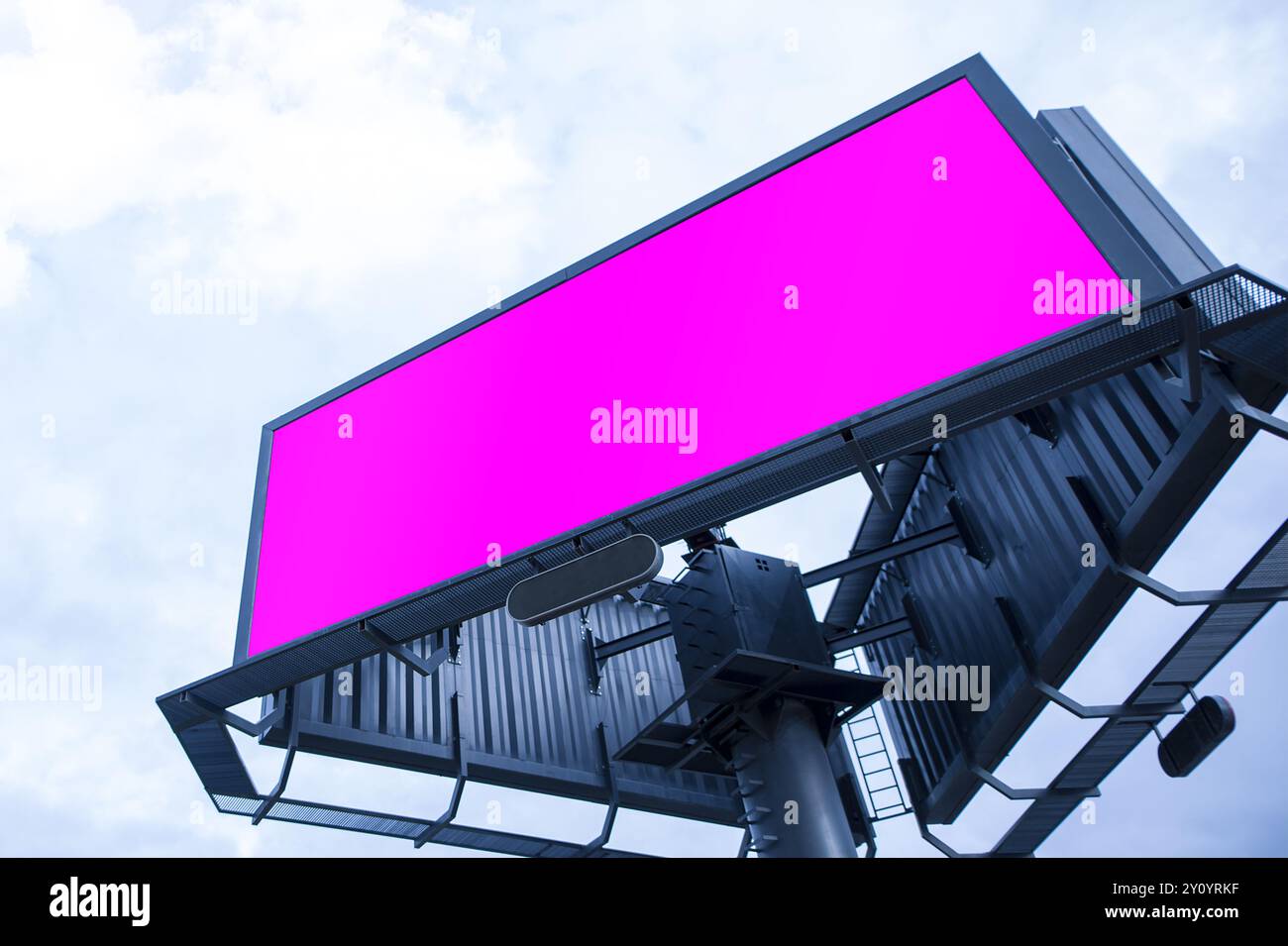 Unbeschriftete Plakatwerbung im Freien für „Under the Sky“-Werbung Stockfoto