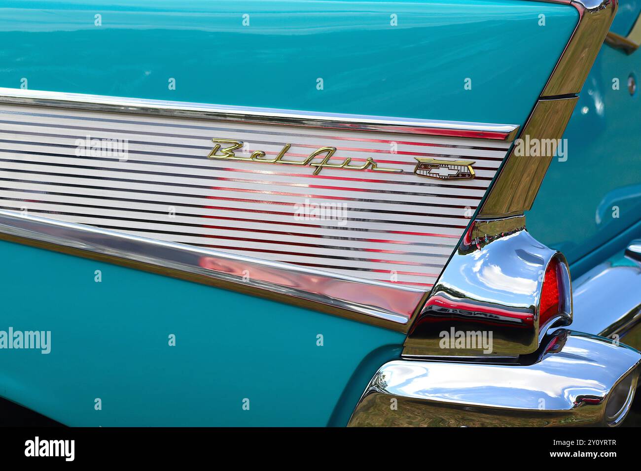 Nahaufnahme einer Seitenverkleidung aus poliertem Aluminium am hinteren Kotflügel eines legendären 1957 Chevrolet Bel Air. Stockfoto