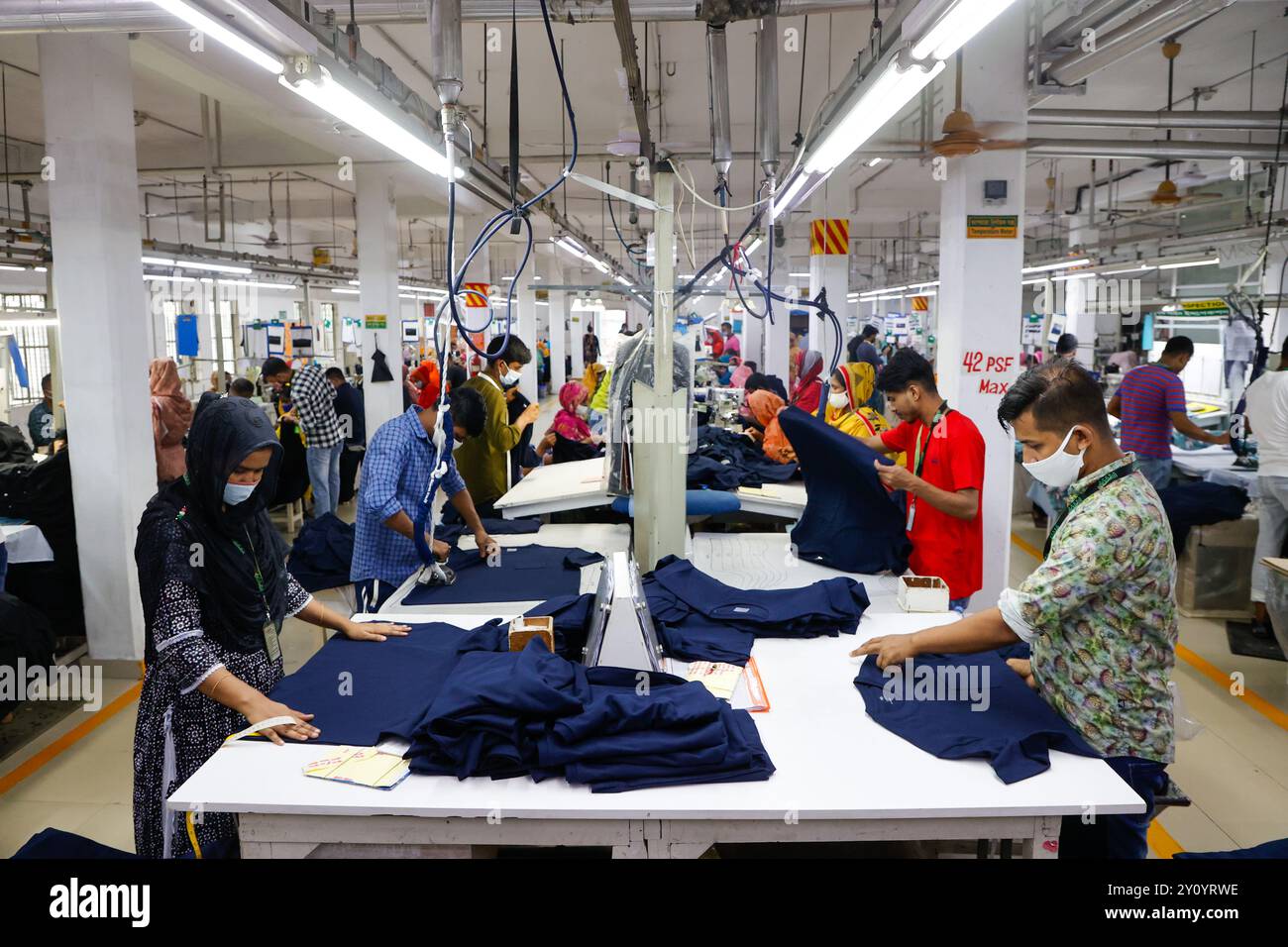 Bekleidungsarbeiter arbeiten am 24. Juli 2024 in der Fabrik in Dhaka, Bangladesch. Stockfoto