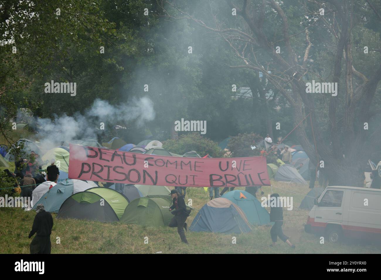 Vom 23. Bis 29. Juni 2009 fand in Calais, Frankreich, ein transnationales Noborenlager statt. Es wurde von verschiedenen Gruppen aus Frankreich und dem Vereinigten Königreich organisiert, darunter das UK NoBorders Network Eine transnationale Demonstration zur Unterstützung der Freizügigkeit fand statt Stockfoto