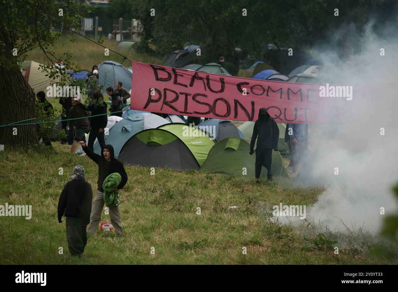 Vom 23. Bis 29. Juni 2009 fand in Calais, Frankreich, ein transnationales Noborenlager statt. Es wurde von verschiedenen Gruppen aus Frankreich und dem Vereinigten Königreich organisiert, darunter das UK NoBorders Network Eine transnationale Demonstration zur Unterstützung der Freizügigkeit fand statt Stockfoto